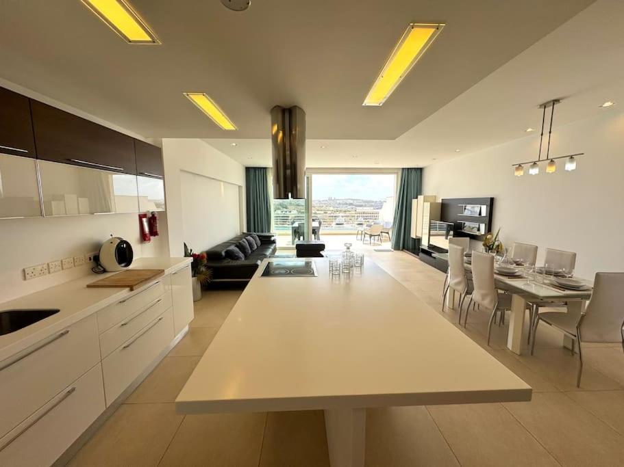 Penthouse -Centre Of Sliema - Best View In Malta Buitenkant foto